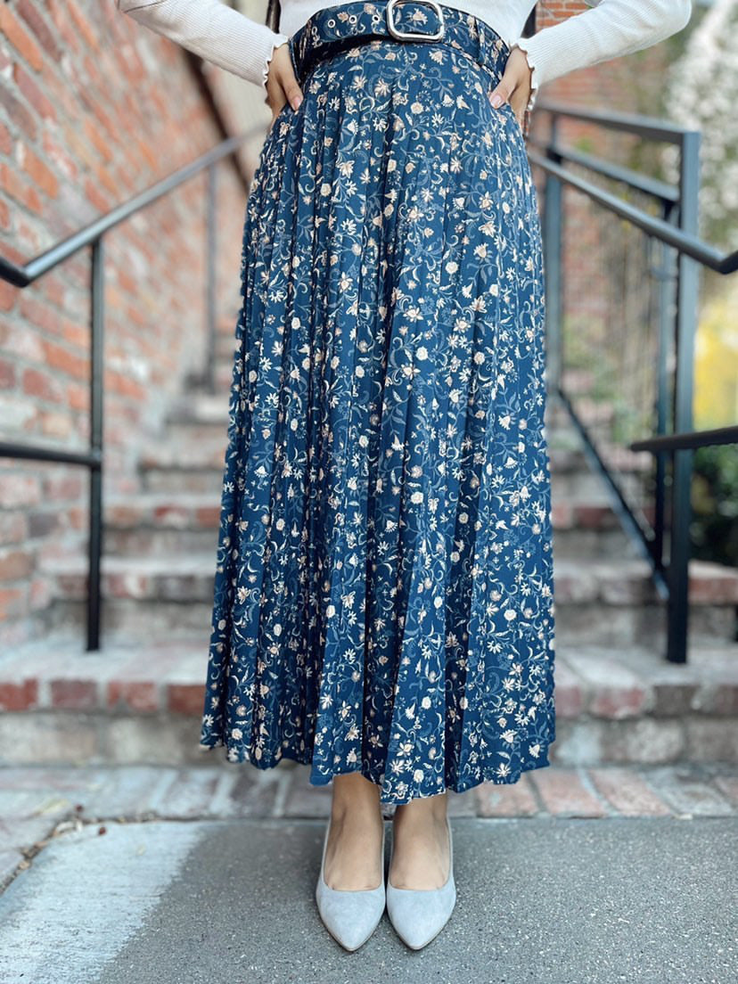 Melissa Floral Print Pleated Maxi Skirt in Blue – Dress4Heavens Melissa Floral Print Pleated Maxi Skirt in Blue – Dress4Heavens